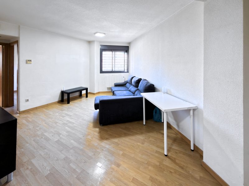 Salón comedor con corrección de luz y paredes rectas